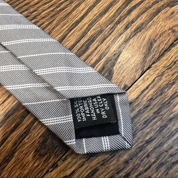 THEORY Grey White Striped Pattern Men’s Tie 100% Silk - Picture 4 of 6